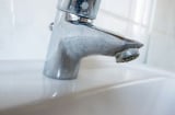 Vòi nước sạch bong cặn vôi chỉ sau 25 giây với một mẹo đơn giản, ai cũng có thể làm được