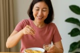 Phụ nữ sau 30 chỉ cần ăn 1 thìa hạt này mỗi ngày: Da đẹp, xương chắc, trẻ lâu thấy rõ