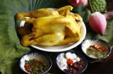 Cách luộc gà không cần nước: Thả 1 chiếc thìa vào giữa nồi là xong