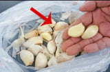 Mẹo bóc vỏ tỏi nhanh nhát, tay không bị bám mùi