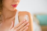 4 thói quen khi tắm khiến da khô ráp mà bạn nên tránh