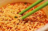 Người phụ nữ ăn mì xong bị đau bụng dữ dội, bác sĩ cảnh báo nấu theo cách này chỉ rước họa vào thân