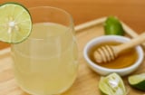 Uống nước chanh ấm trước hay sau bữa sáng mới đúng?