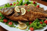 Rán chỉ bỏ dầu ăn là dại: Thả loại nước đặc biệt này, cá hết sạch mùi tanh, giòn tan không lo vỡ nát