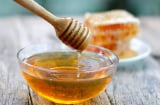 3 cách pha nước mật ong uống vào buổi tối trước khi ngủ giúp da đẹp, eo thon