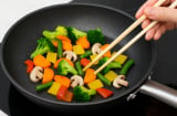 5 loại rau tưởng “lành” nhưng hút dầu như bọt biển: Nấu sai là tăng cả núi calo