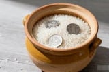 Hũ gạo trong nhà đặt đúng vị trí này, gia chủ tiền vào như nước