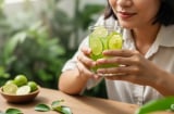 Phụ nữ sau tuổi 50, có 3 việc nên làm mỗi sáng để kiểm soát cân nặng, giảm mỡ nội tạng