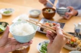 Cách ăn cơm không bị tăng cân, béo bụng