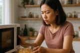 Đồ ăn thừa hâm nóng làm bữa sáng: Tiện tay nhưng đang “hại ngầm” hệ tiêu hóa