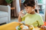 6 thói quen âm thầm hủy hoại não bộ trẻ em: Bác sĩ cảnh báo thói quen thứ 2 nguy hiểm nhất