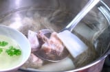 Hầm canh xương bỏ nước lạnh là dại: Thả thứ này vào nước trong veo, ngọt lịm không cần dùng mì chính