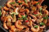 Rang tôm đừng cho nước: Có 1 thứ này tôm đỏ au, giòn ngon, thơm nức