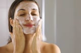 Có nên thay đổi sữa rửa mặt khi giao mùa?