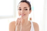 Mách nàng cách giải quyết tình trạng môi khô nứt nẻ mùa Thu