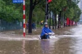Mưa lớn kéo dài khiến nhiều tuyến phố Hà Nội ngập sâu, “đường hóa sông”, giao thông tê liệt