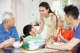 Nhiều bệnh tật bắt nguồn từ bữa tối: Bác sĩ cảnh báo 4 thói quen ăn tối cực hại sức khỏe