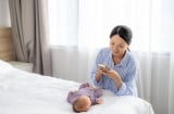 Trẻ đã ngủ, bố mẹ nằm cạnh dùng điện thoại: Có ảnh hưởng gì không? Sự thật khiến nhiều người bất ngờ