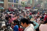 Giá vàng tăng nóng kỷ lục: Người dân xếp hàng chen chân chỉ để mua được 2 chỉ