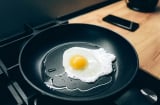 Bí quyết chiên trứng ốp la hoàn hảo, lòng đào vừa tới chỉ trong 1 phút không phải ai cũng biết