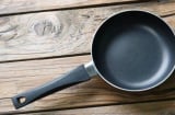 Chảo cũ mất chống dính cũng “hồi sinh” chỉ với vài giọt mẹo nhỏ ai cũng nên bi