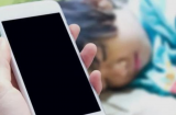 Trẻ đã ngủ, bố mẹ dùng điện thoại gần có hại không? Sự thật khiến cha mẹ bất ngờ