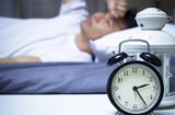 Khó ngủ, dậy sớm, ngủ không sâu: 4 'thủ phạm' âm thầm phá giấc của bạn mỗi đêm