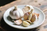 Ăn tỏi có hại với 3 nhóm người này