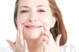 4 cách tự nhiên giúp giảm nếp nhăn khi cười và bọng mắt hiệu quả tại nhà