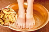Ngâm chân bằng nước gừng ấm trước khi ngủ có 4 lợi ích tuyệt vời, tốt cho cả nam và nữ