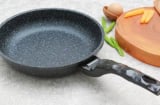 Chảo mất lớp chống dính đừng vội vứt đi, nhỏ vài giọt này vào chảo cũ cũng trơn bóng như mới