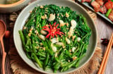 Xào rau muống chỉ cần thêm 1 thìa nước quả này: Rau giòn xanh, không bị thâm