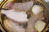 Luộc thịt nên để nguyên miếng hay khứa nhỏ? Đây là cách để thịt chín đều, mềm ngọt