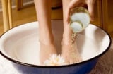 5 lý do nên ngâm chân bằng nước muối ấm trước khi ngủ