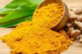 Ăn nghệ hay uống tinh bột nghệ tốt hơn? Bác sĩ giải đáp cách dùng chuẩn để nhận trọn lợi ích!