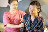 Kiểu “bất hiếu” mới thời hiện đại: Con cái ở bên nhưng cha mẹ càng thêm mệt mỏi, kiệt sức