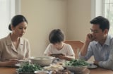 Đừng xem nhẹ 5 hành vi này của con trong bữa cơm: Dấu hiệu sớm của sự vô ơn, bất hiếu