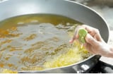 Vì sao nhiều người lại khuyên vắt cốt chanh vào chảo dầu trước khi chiên rán