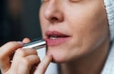 Chị em nên hạn chế thoa son theo 2 cách này vì sẽ khiến bề mặt môi khô, lộ rõ các rãnh nhăn