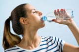 Uống nước không phải lúc nào cũng tốt: 5 thói quen uống nước hại sức khoẻ ít người biết
