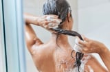 4 thói quen thoa làm tóc thêm khô xơ, dễ gãy rụng chứ không hề giúp làm sạch, hạn chế tóc bết