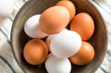 Trứng gà vỏ trắng và vỏ nâu, loại nào tốt hơn?