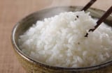 Nấu cơm chỉ bỏ nước lạnh thôi chưa đủ: Thả thêm thứ này vào cơm tơi xốp thơm dẻo hơn nhiều