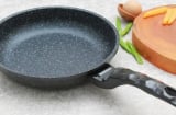 Chảo mất lớp chống dính? Thêm vài giọt này, chảo cũ như mới
