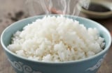 Cơm nguội hay cơm nóng: Loại nào ít làm tăng đường huyết, người tiểu đường nên biết?