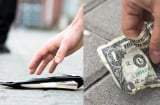 Vì sao người xưa dặn không nhặt tiền rơi trước cửa nhà: 3 lý do sâu xa nhiều người chưa biết