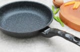 Chảo bong tróc lớp chống dính đừng vội vứt: Mẹo nhỏ với vài giọt “thần kỳ” giúp chảo cũ dùng như mới