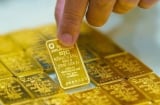 Giá vàng hôm nay 25/12: SJC lập đỉnh mới, nhẫn vàng sắp chạm 160,5 triệu/lượng