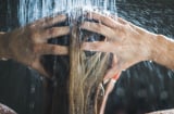 5 dấu hiệu mái tóc đang 'gào thét' vì gội quá ít
