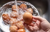 Nên hay không nên rửa trứng trước khi bảo quản trong tủ lạnh? Câu trả lời đúng nhiều người không nghĩ tới